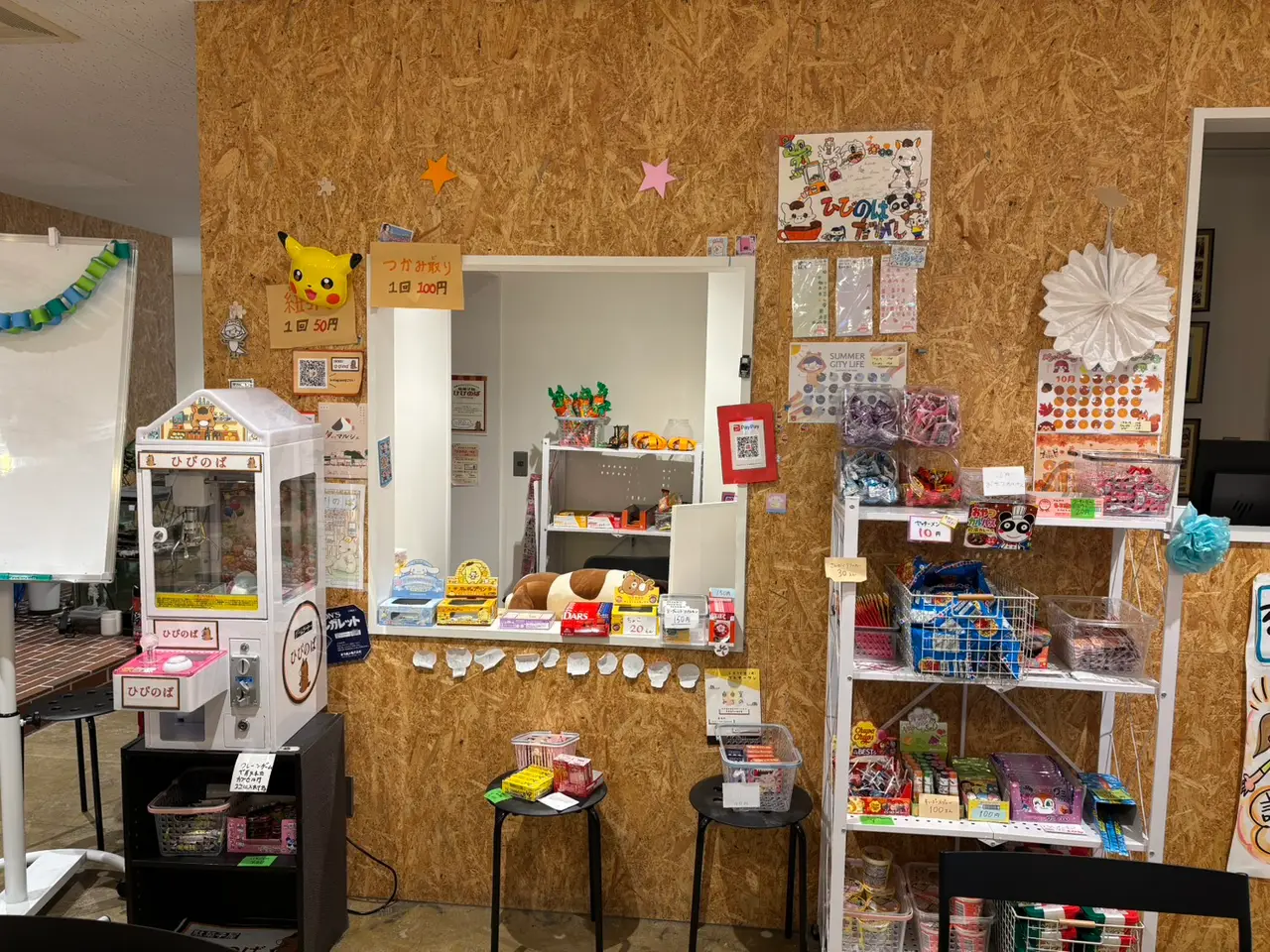GITY店の店内。クレーンゲームと駄菓子の棚