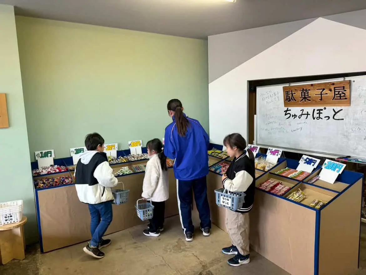 広瀬川団地店で駄菓子を選ぶ子どもたち