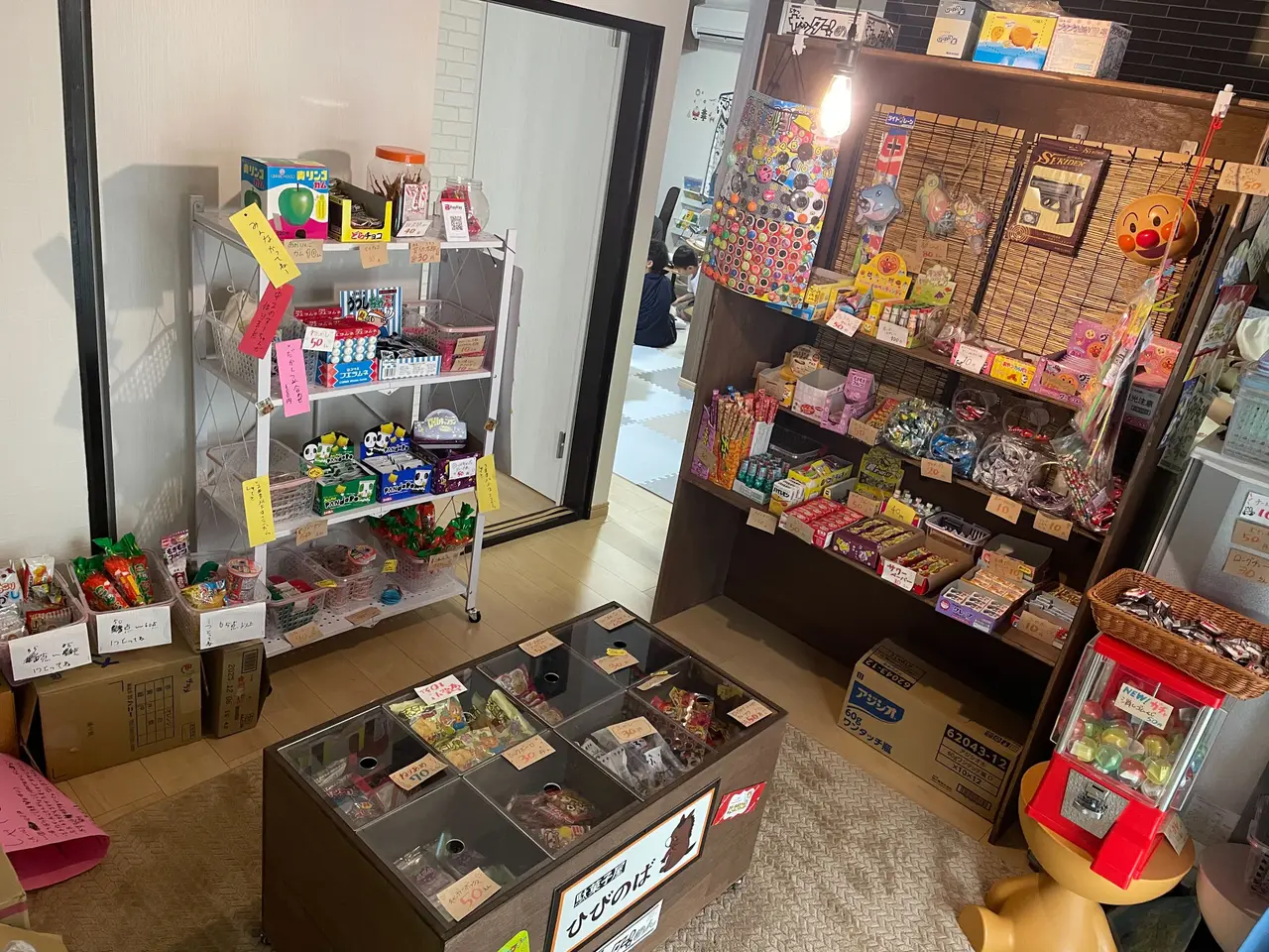 南町店の店内。色とりどりの駄菓子が並ぶ棚