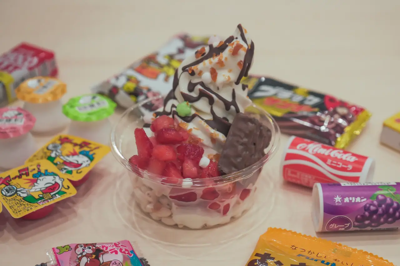 駄菓子をトッピングしたヨーグルト風アイス